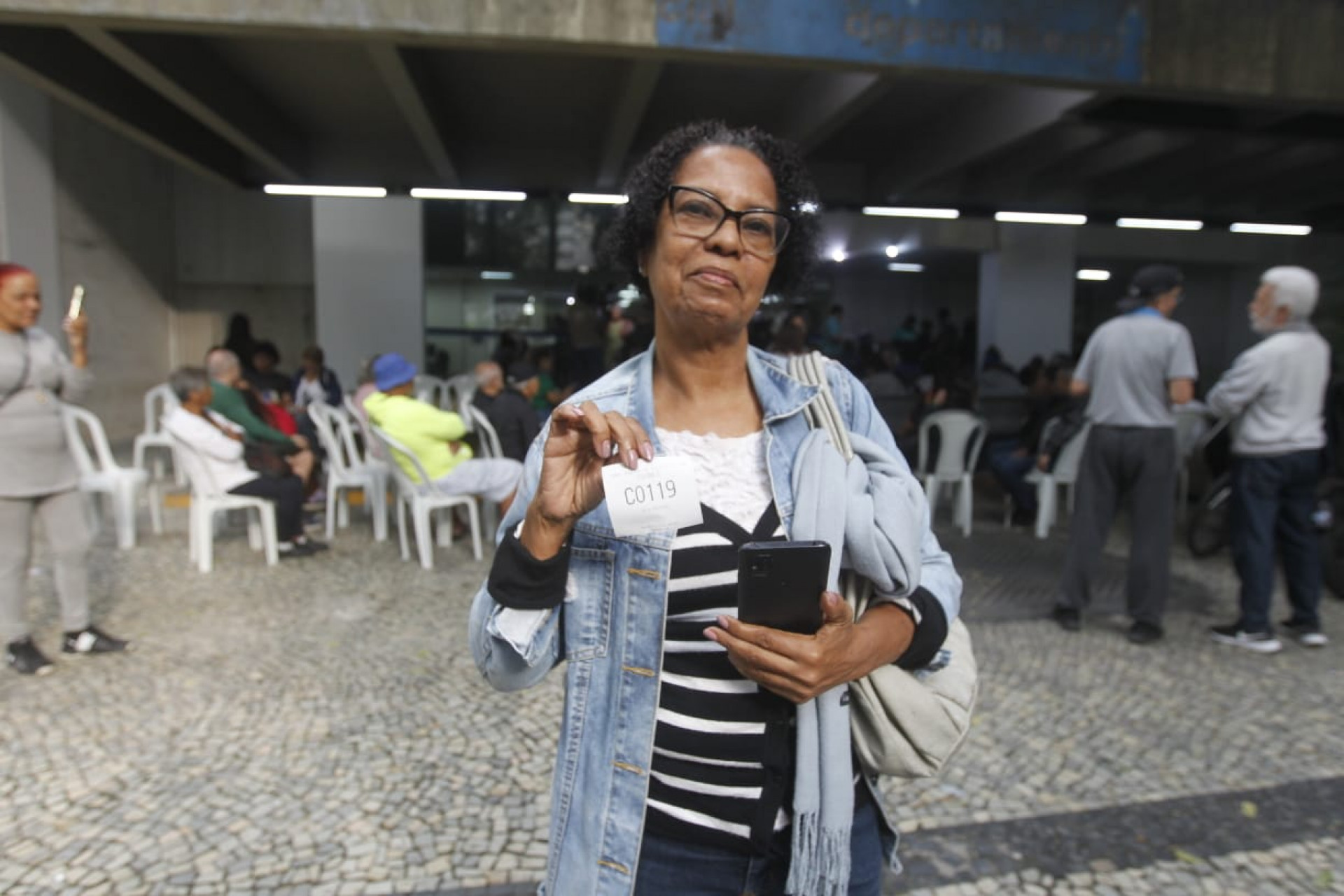 Rosanea Correa, moradora de Itaboraí, na Região Metropolitana, pegou o cartão Jaé nesta quarta - Reginaldo Pimenta / Agência O Dia