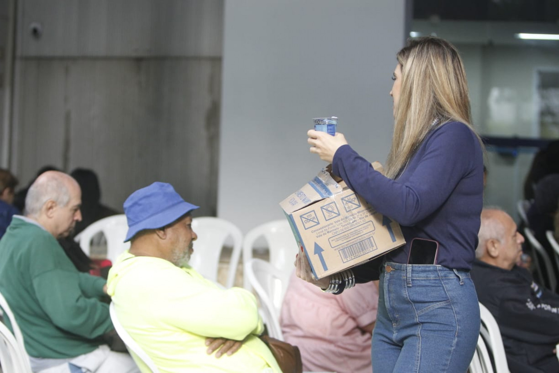 Funcion&aacute;rios do posto do Ja&eacute; de Botafogo entregaram &aacute;gua para quem esperava atendimento - Reginaldo Pimenta / Ag&ecirc;ncia O Dia