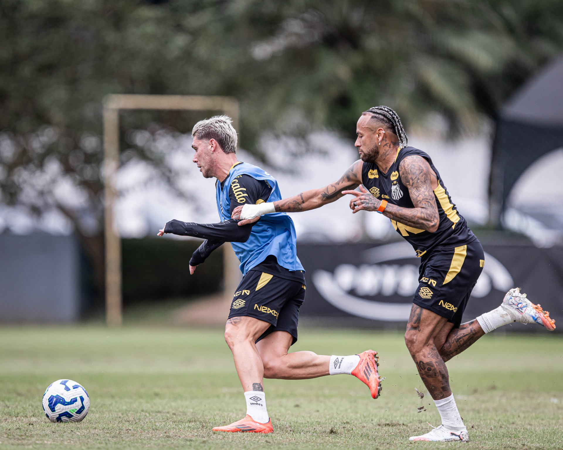 Neymar apareceu com novo visual no treino do Santos - Raul Baretta/ Santos