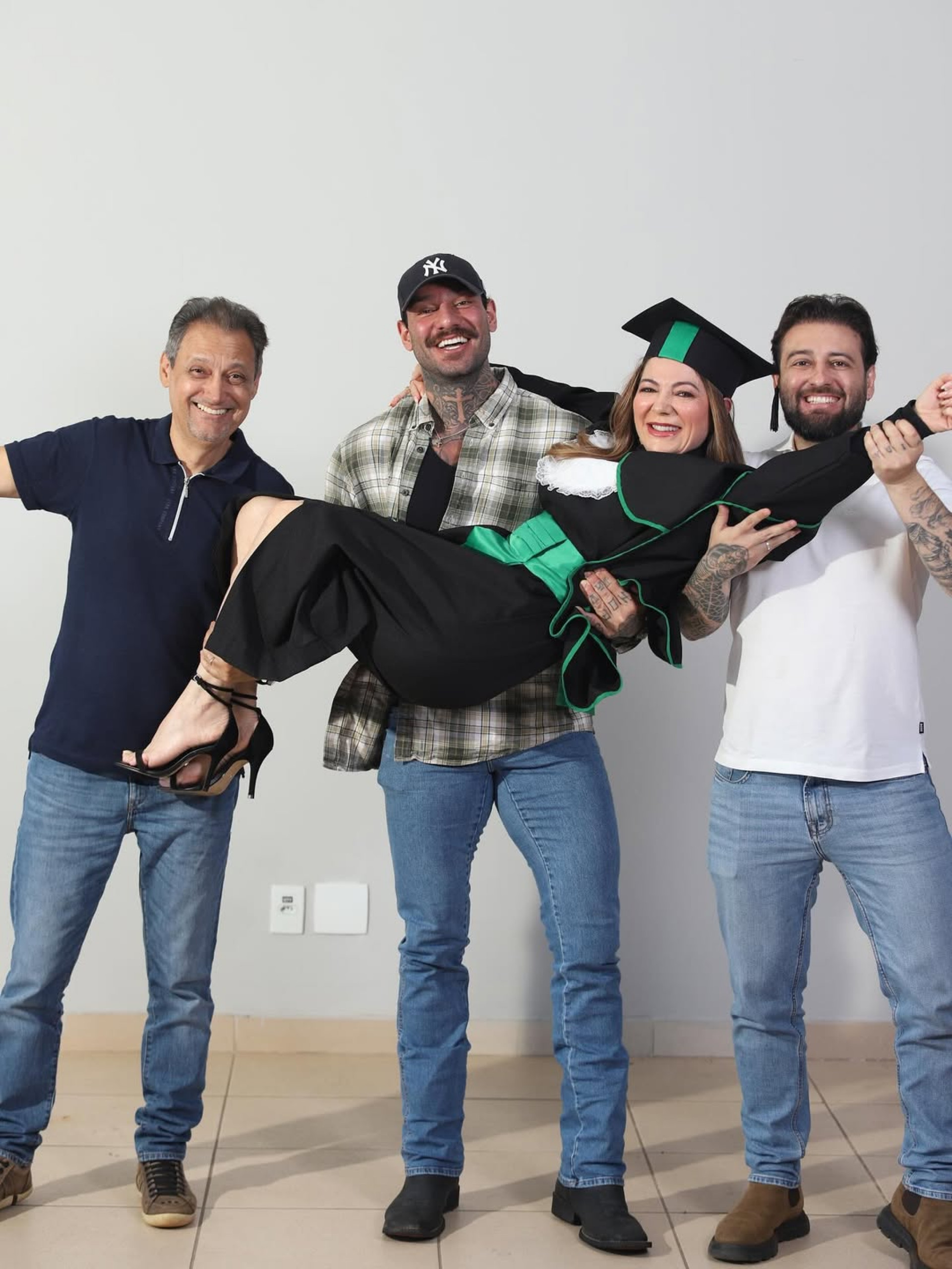 Karina Lucco comemorou formatura ao lado do marido e filhos  - Reprodução/Instagram 