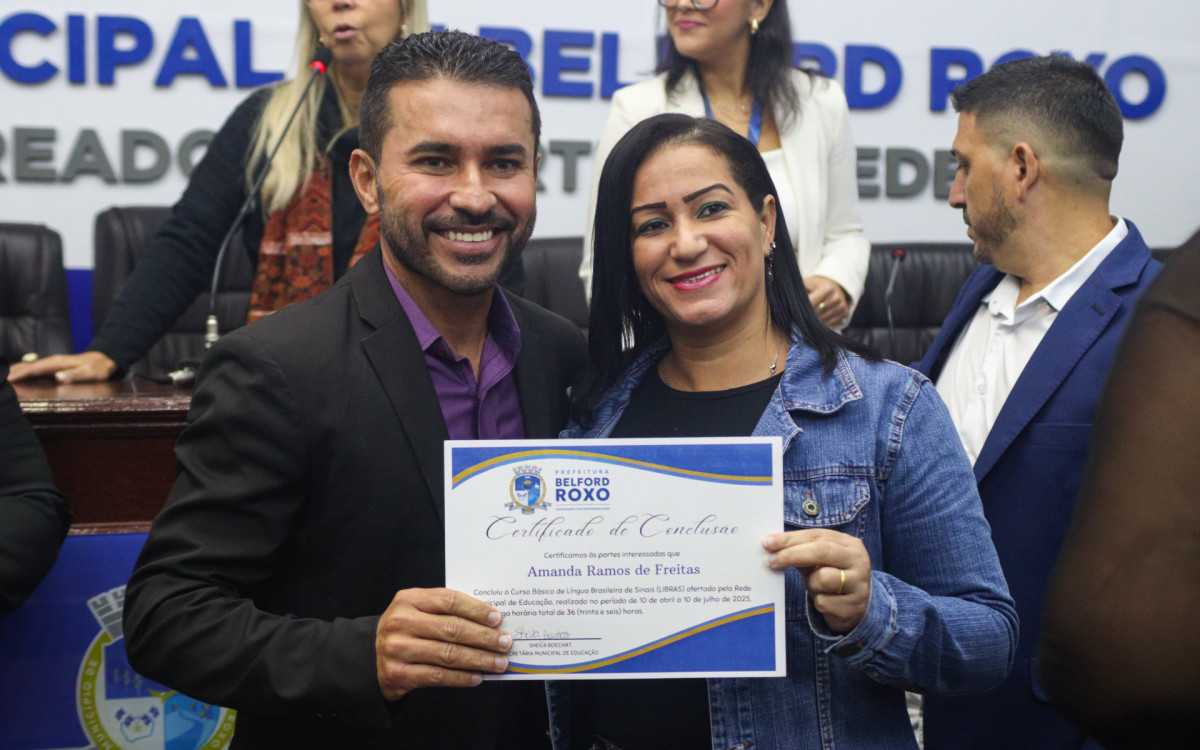 O presidente da C&acirc;mara Municipal, Markinho Gandra, entregou o cerificado de forma&ccedil;&atilde;o a aluna

