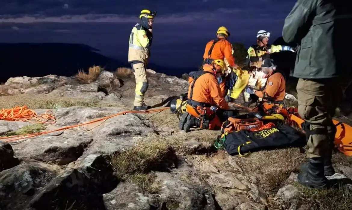 Bombeiros preparam resgate de crian&ccedil;a que caiu em c&acirc;nion no RS