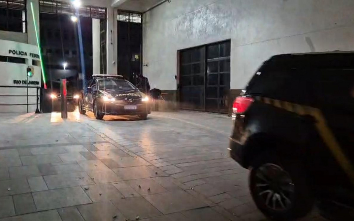 Agentes da PF cumprem mandados de busca e apreensão em endereços na Zona Oeste