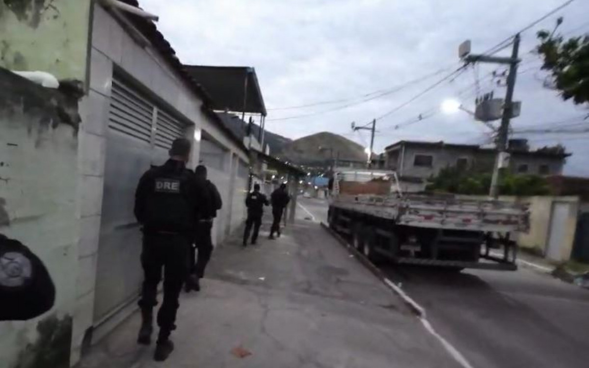 Agentes da DRE atuam em Mesquita para combater a expansão territorial - Reprodução