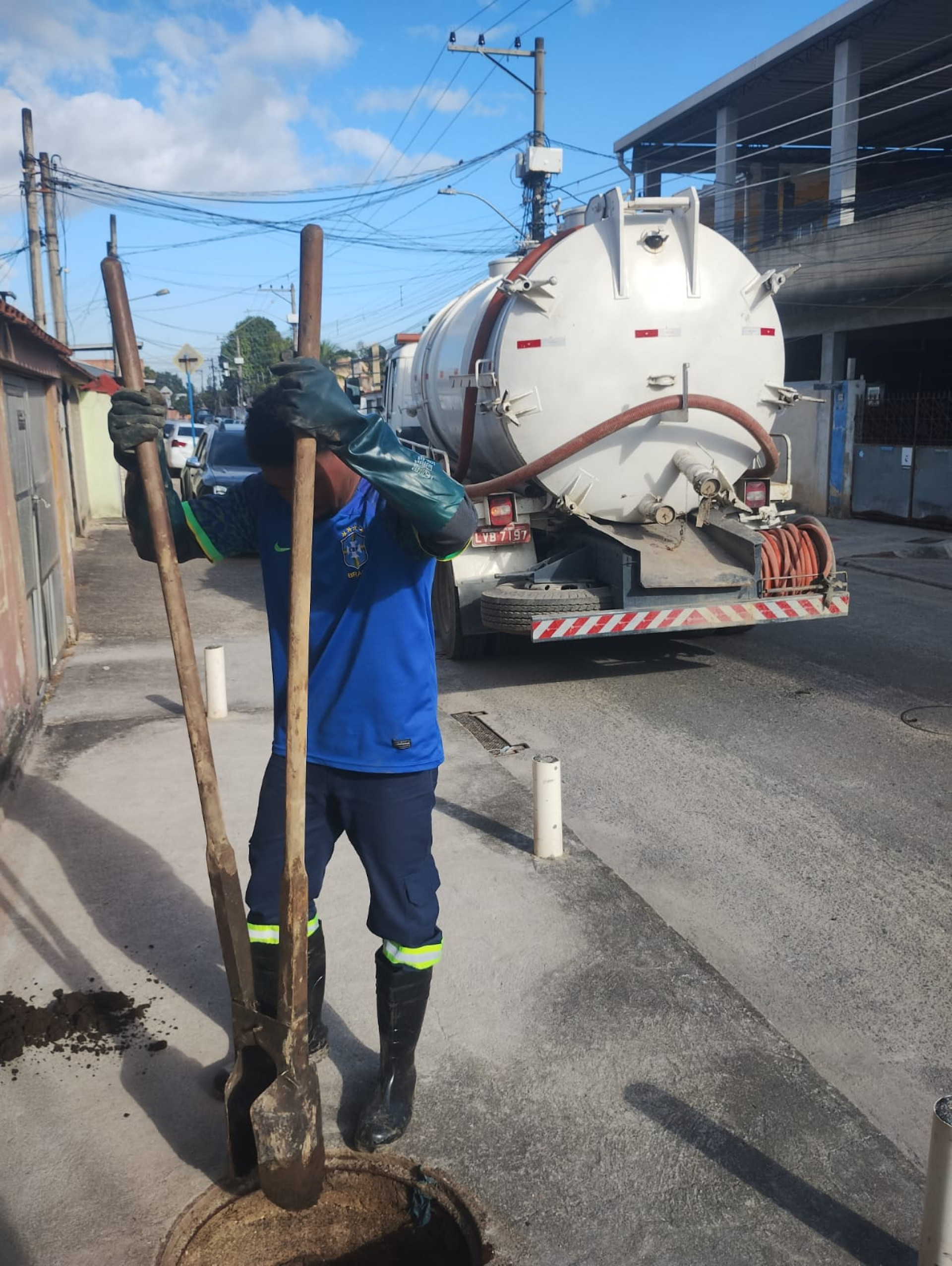 Funcion&aacute;rios da Prefeitura, com o apoio de um caminh&atilde;o vacol, desobstru&iacute;ram bueiros   - PMBR / Divulga&ccedil;&atilde;o