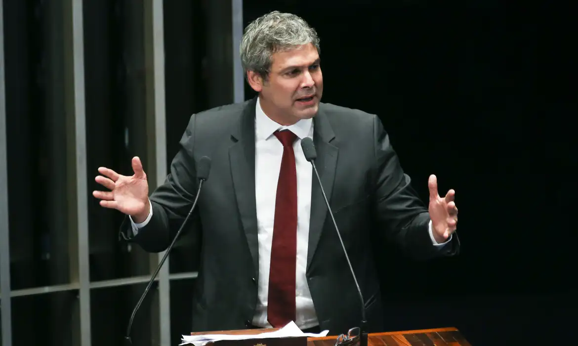 Líder do PT na Câmara diz que partido estuda formas de pedir cassação de Eduardo Bolsonaro