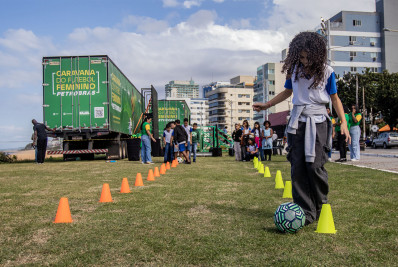 Caravana do Futebol Feminino leva esporte, lazer e inclusão para estudantes em Macaé