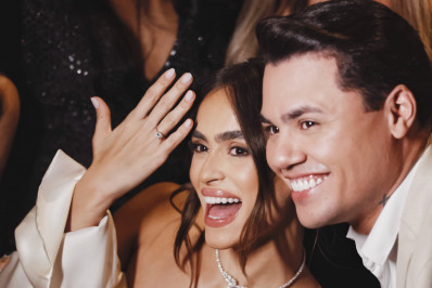 Felipe Araújo oficializa noivado com Lara Prado