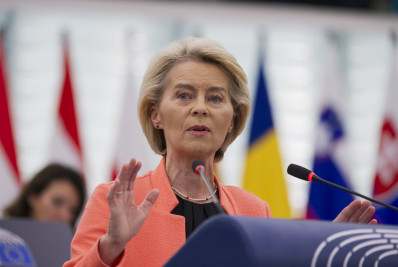 Com ampla vantagem, Von der Leyen derrota moção de censura no Parlamento Europeu