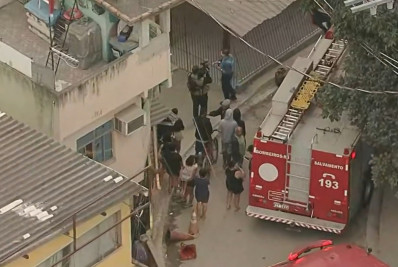 Incêndio atinge casa na Maré