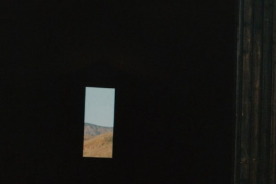 Justin Bieber posa com mulher e filho para suposto novo lançamento musical