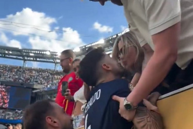Vídeo: levantado por Donnarumma, Beraldo consegue dar beijo na mulher