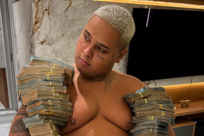 MC Ryan SP ostenta maços de dinheiro em cliques