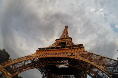 França prende dois paraquedistas por saltarem da Torre Eiffel
