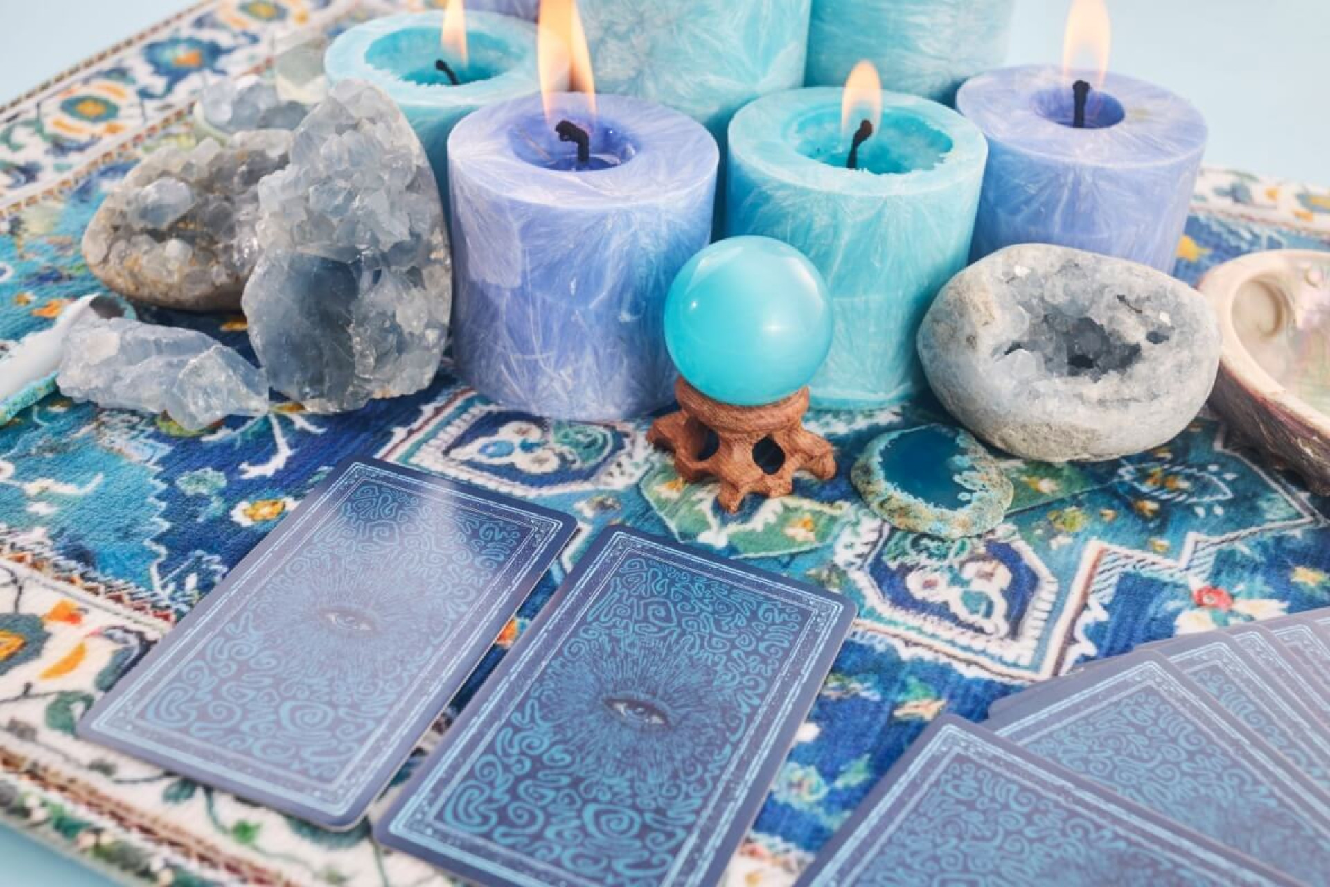 O tarot traz conselhos e alertas para os nativos de cada signo (Imagem: vetre | Shutterstock)