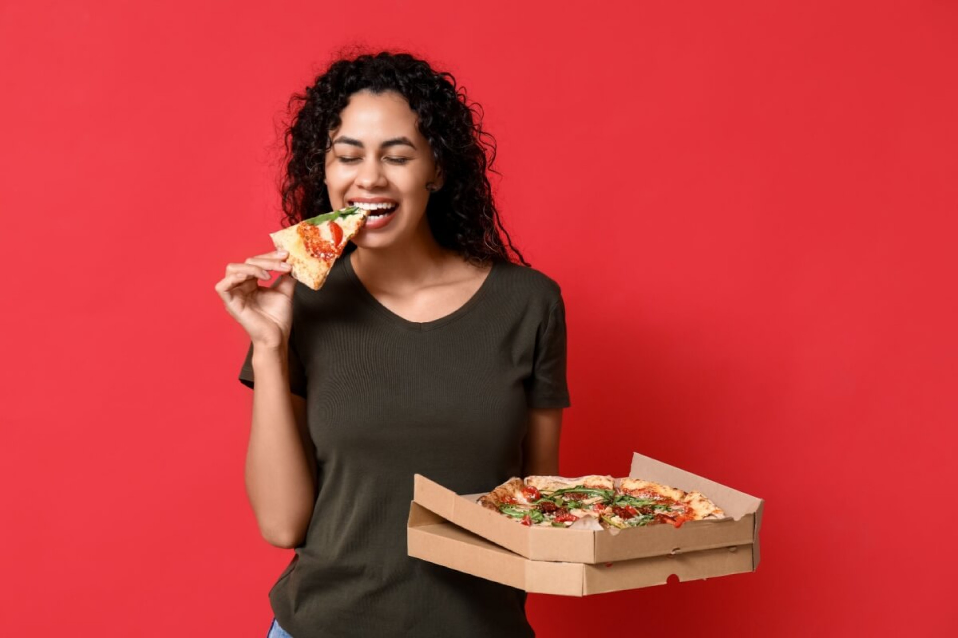 &Eacute; poss&iacute;vel se deliciar com uma boa fatia de pizza sem colocar a dieta ou a sa&uacute;de em risco (Imagem: Pixel-Shot | Shutterstock)