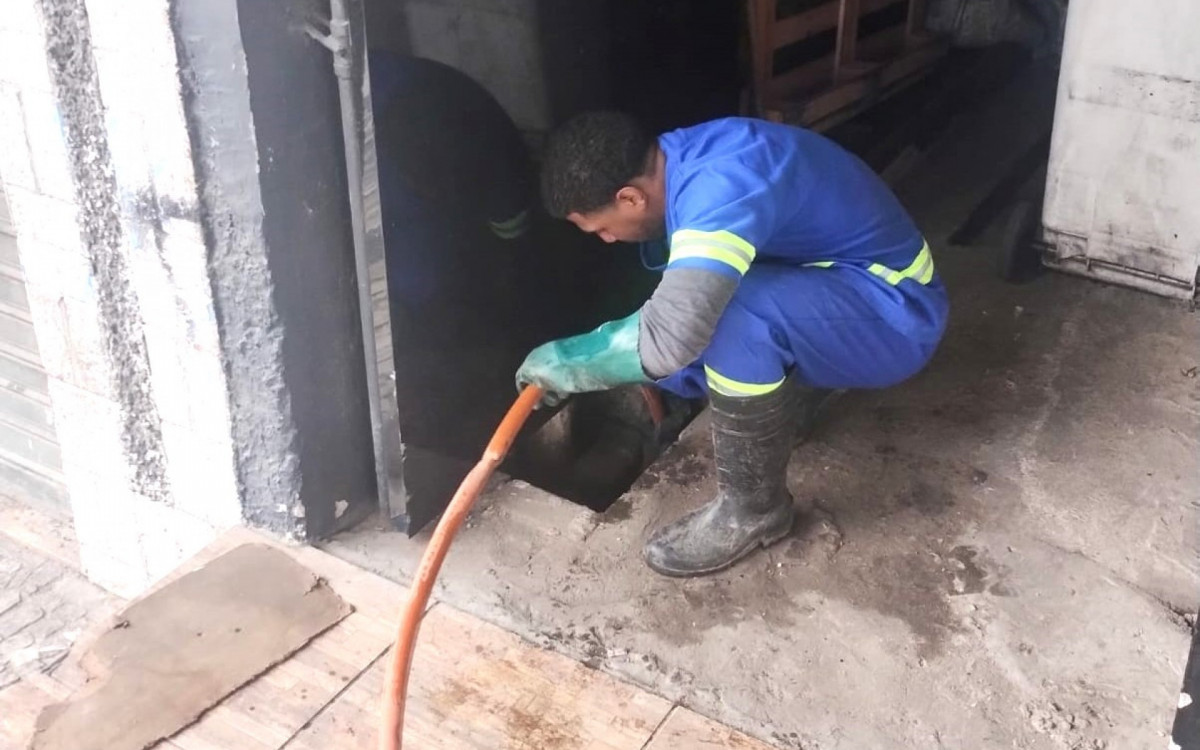 A Prefeitura de Belford Roxo utilizou caminhão vacol para desobstruir bueiros