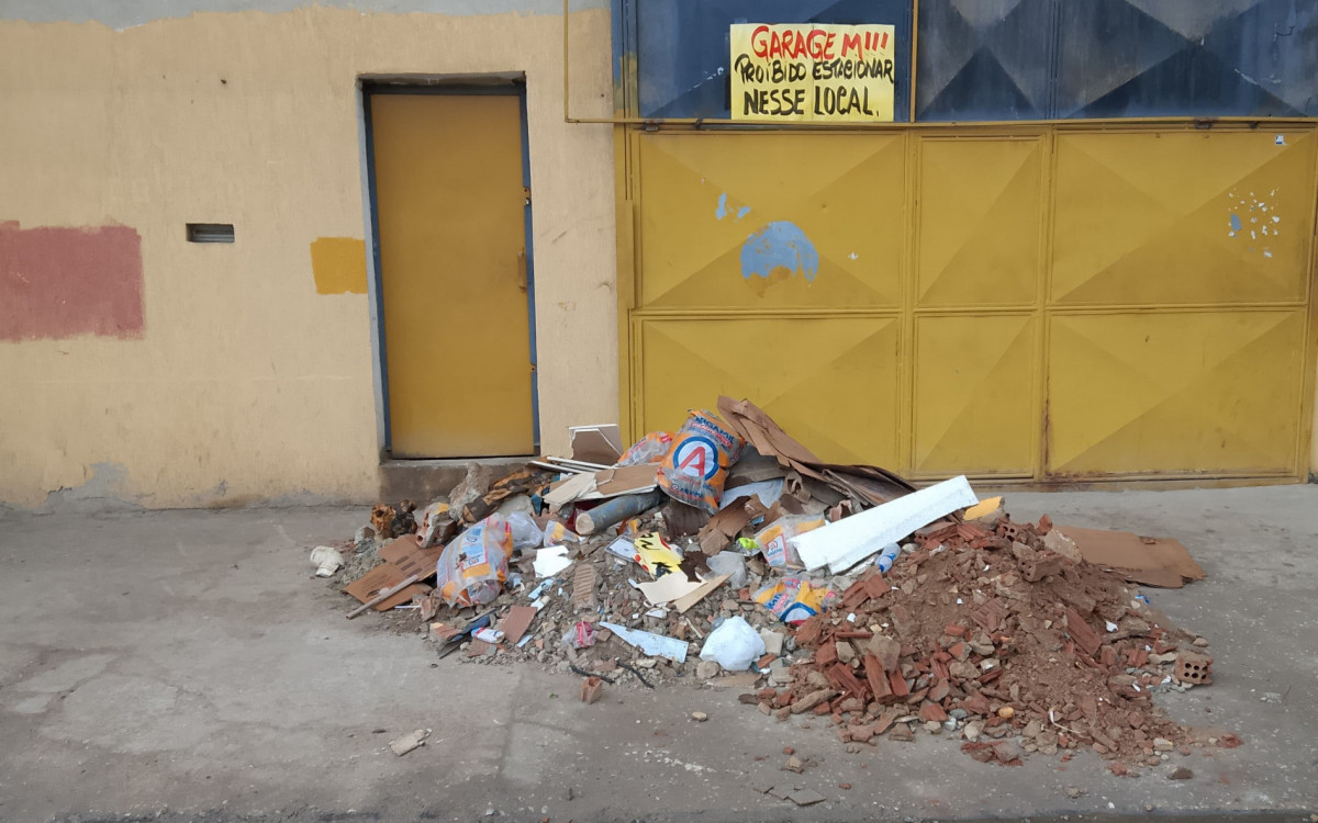 Na Rua Alzenir Antonio Brandão, em Heliópolis, foi retirada uma grande quantidade de entulho