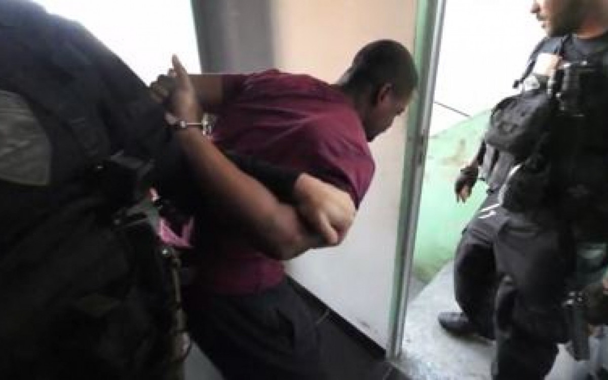 Um dos presos durante a ação 