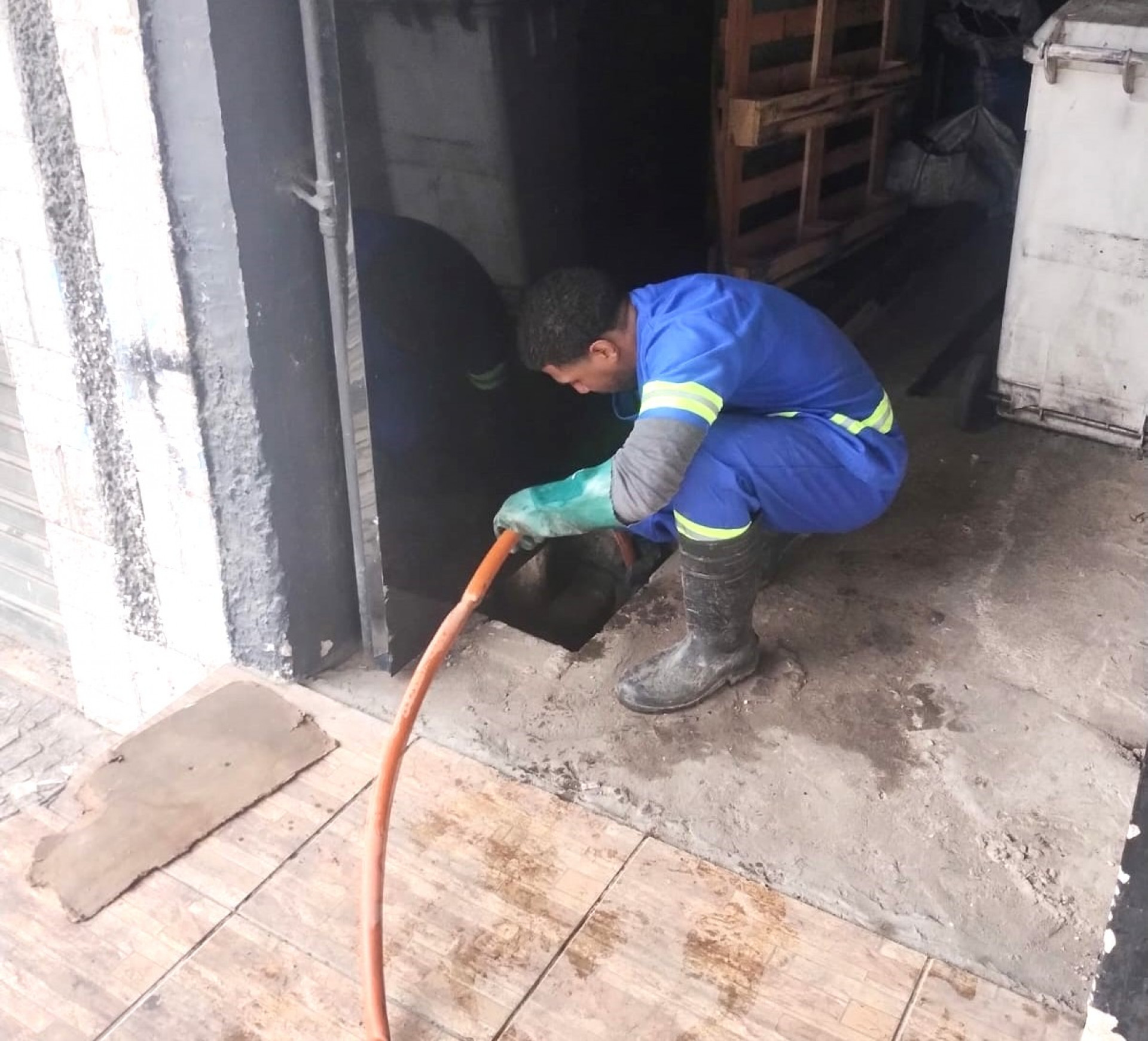 A Prefeitura de Belford Roxo utilizou caminh&atilde;o vacol para desobstruir bueiros - Divulga&ccedil;&atilde;o / PMBR