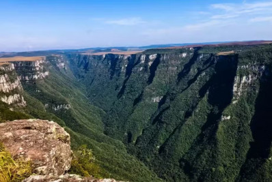 Criança morre ao cair de abismo no Rio Grande do Sul