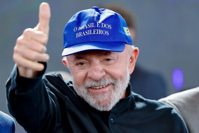 Lula posta foto com boné 'Brasil é dos brasileiros' em meio a embate tarifário com Trump