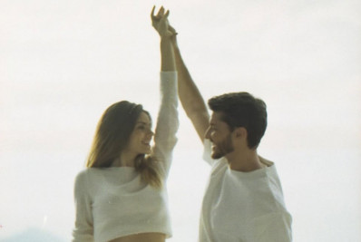 Camila Queiroz e Klebber Toledo anunciam gravidez do primeiro filho