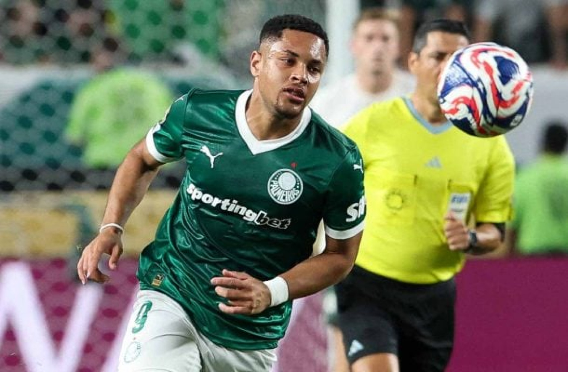 Após Mundial em branco, Vitor Roque tenta se provar no Palmeiras