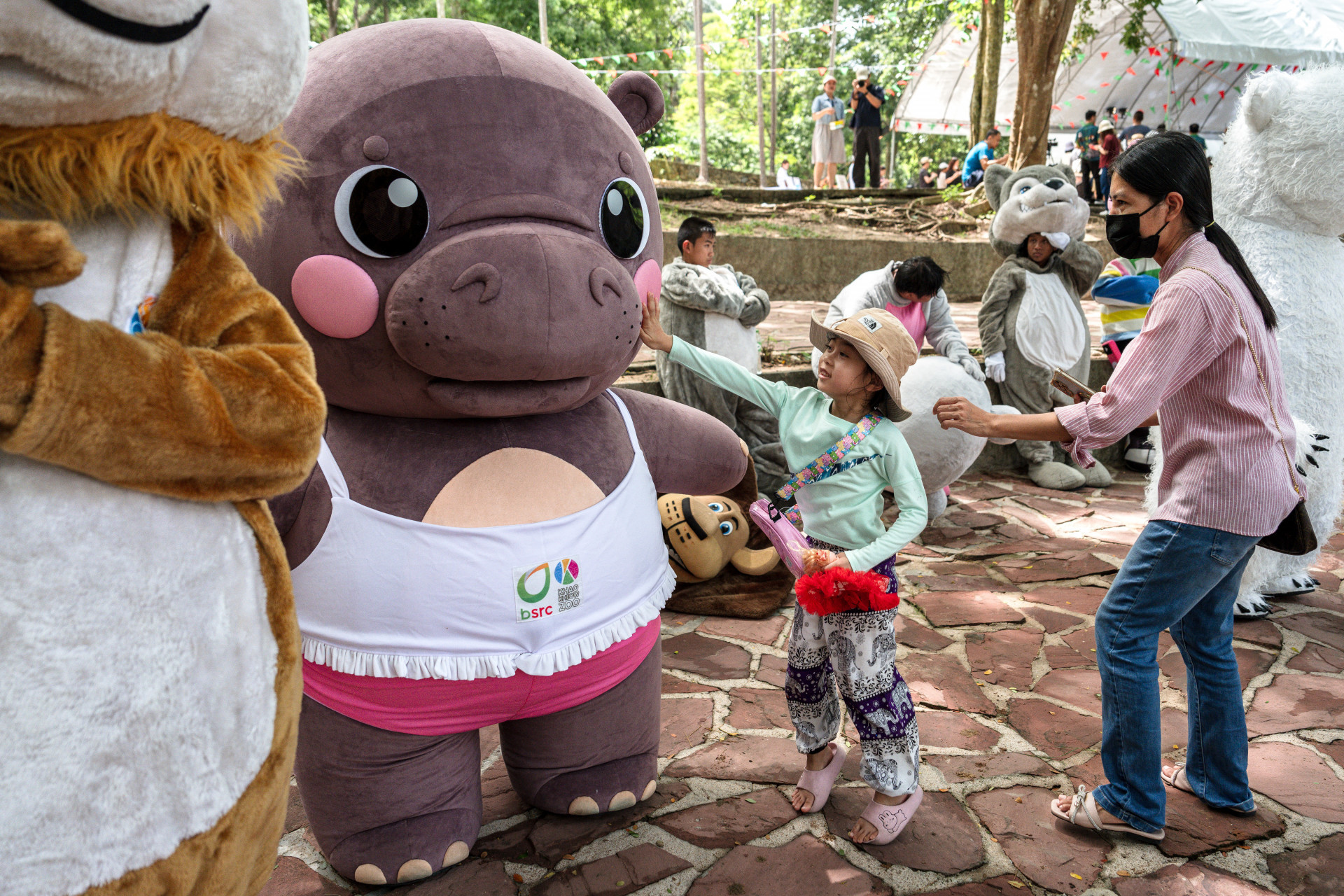 O zoológico fez vários produtos de Moo Deng para vender no local - Chanakarn Laosarakham/AFP