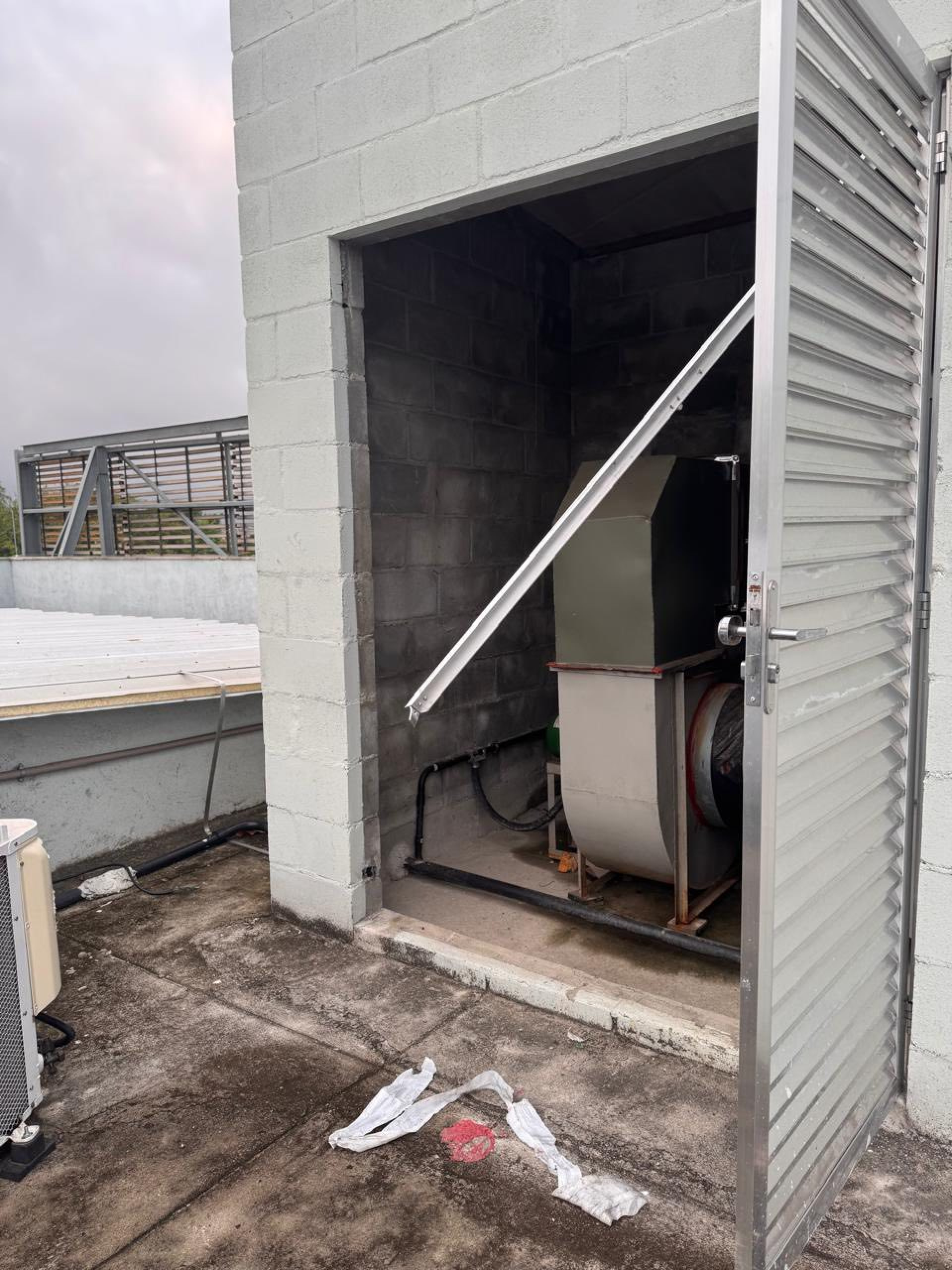 Homem furtou fios de cobre e torneiras da Escola Municipal José Mauro de Vasconcelos - Reprodução / Redes Sociais