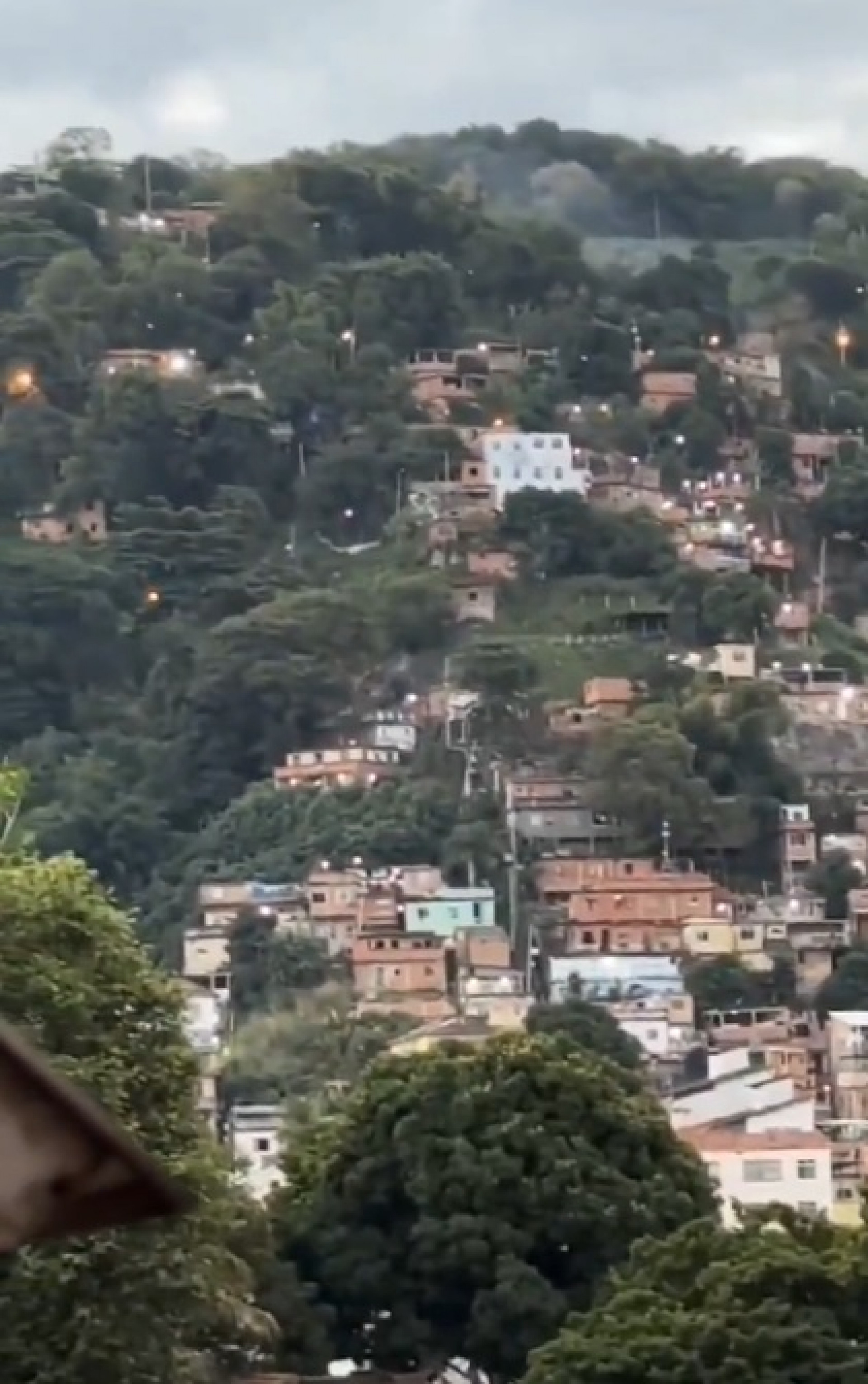 Tiros são ouvidos durante operação do Bope no Morro dos Macacos, nesta sexta-feira (11)