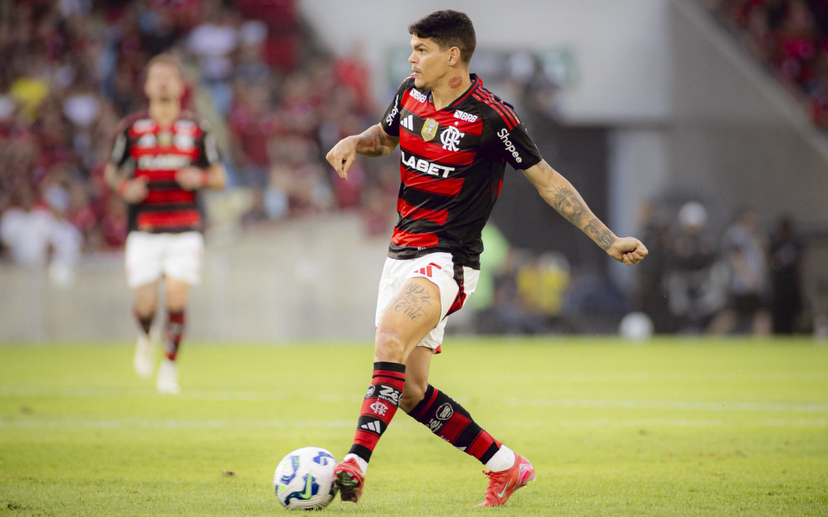 Ayrton Lucas em ação no jogo entre Flamengo e São Paulo