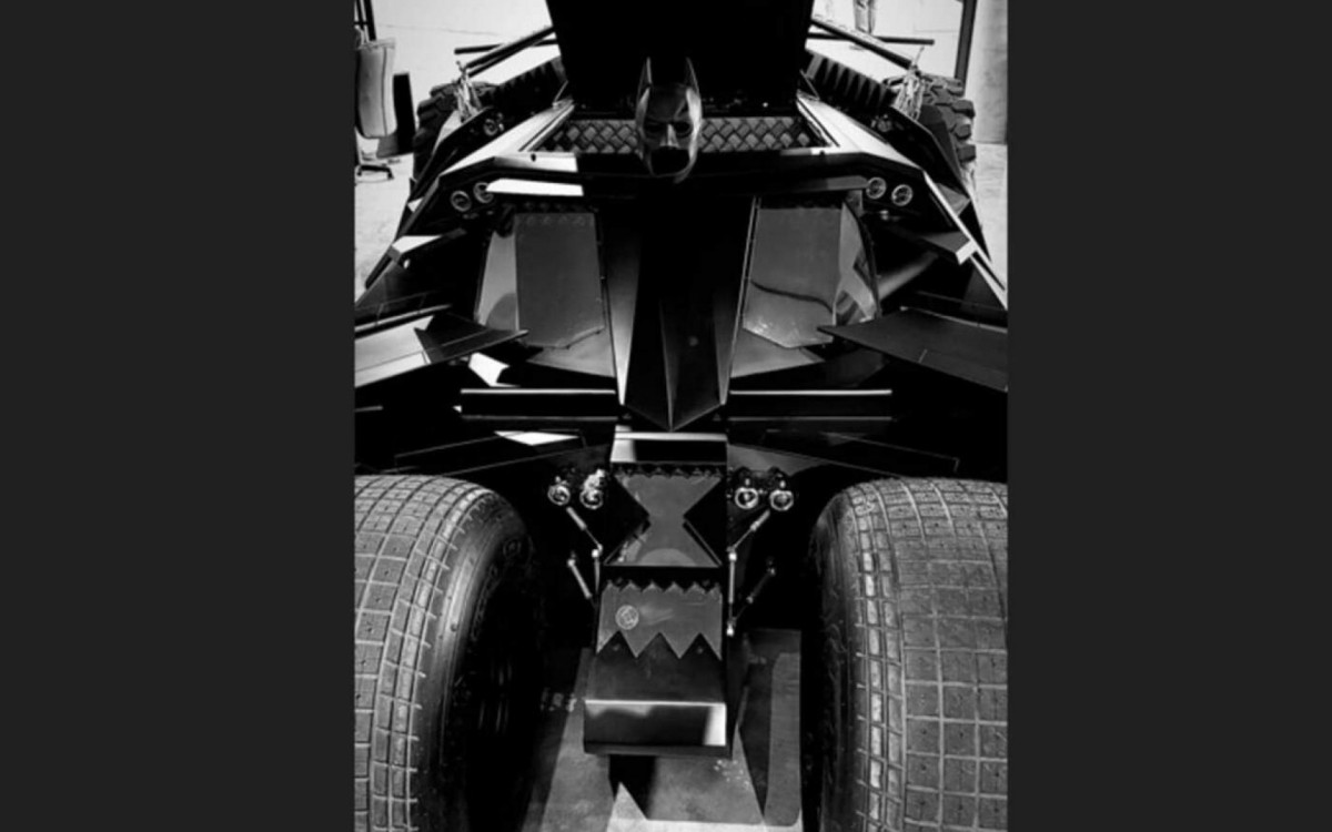 Herói mascarado: Neymar compra réplica do Batmóvel