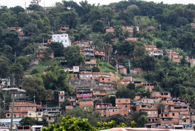 Policiais são atacados por criminosos durante patrulhamento no Morro dos Macacos