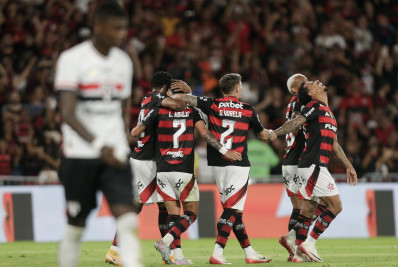 Flamengo vence o São Paulo com autoridade e segue na liderança do Brasileirão