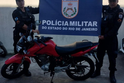 Polícia recupera moto furtada em terreno baldio no Jardim Marileia