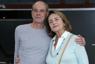 Ney Matogrosso e Lucinha Araújo posam no camarim do show em homenagem a Cazuza