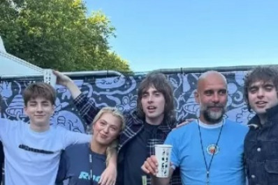 Guardiola é vaiado durante show da banda Oasis em Manchester; veja
