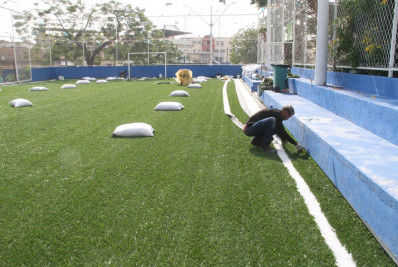 São Gonçalo substitui grama sintética danificada na Praça da Brasilândia