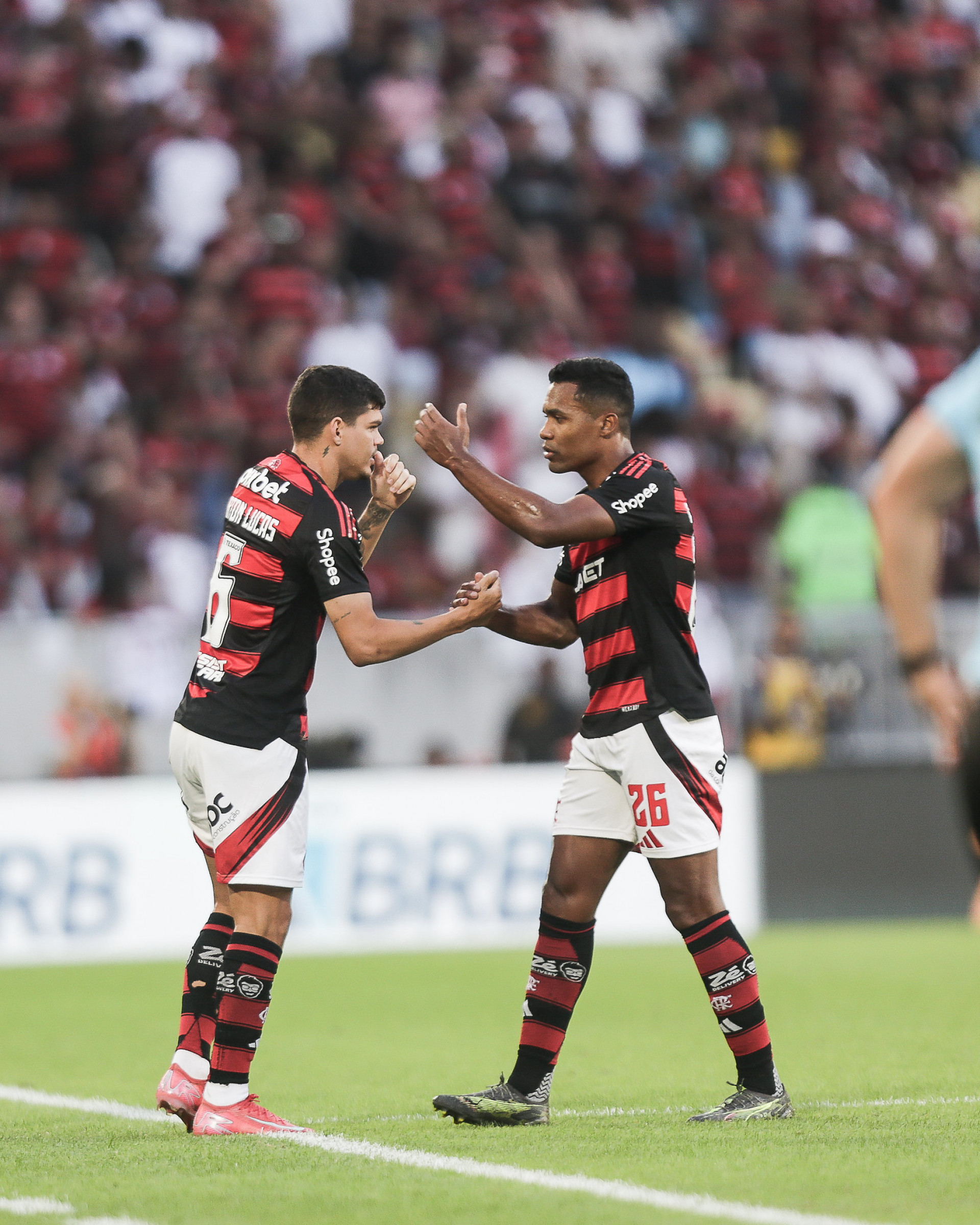 Alex Sandro deixou o campo para a entrada de Ayrton Lucas - Gilvan de Souza/Flamengo