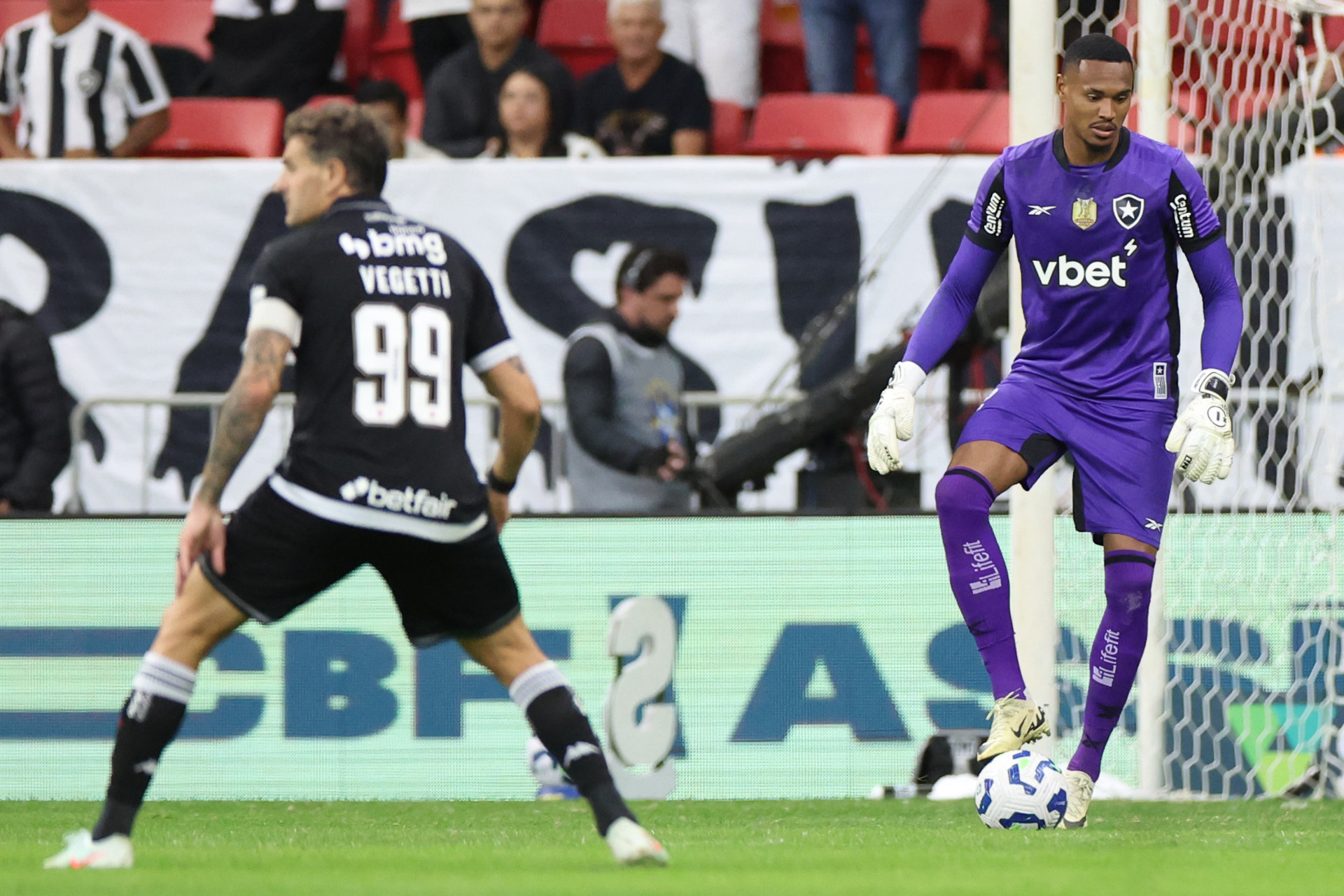 John. Vasco x Botafogo pelo Campeonato Brasileiro no Estadio Mane Garrincha. 12 de Julho de 2025, Brasilia, DF, Brasil. Foto: Vitor Silva/Botafogo. 
Imagem protegida pela Lei do Direito Autoral Nº 9.610, DE 19 DE FEVEREIRO DE 1998. Sendo proibido qualquer uso comercial, remunerado e manipulacao/alteracao da obra.
 - Vitor Silva/Botafogo