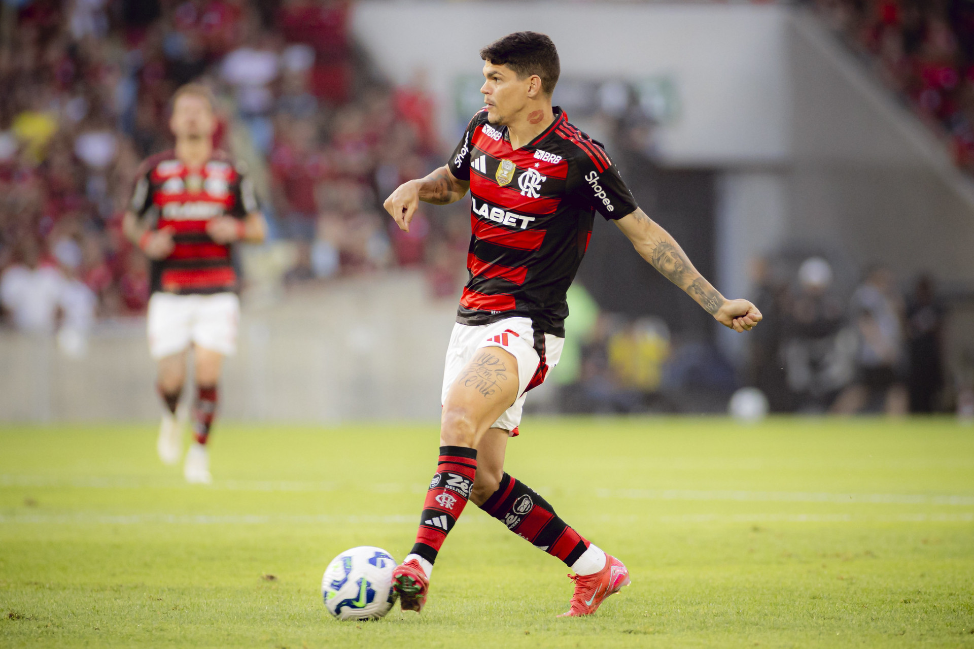 Ayrton Lucas em ação no jogo entre Flamengo e São Paulo - Adriano Fontes/CRF