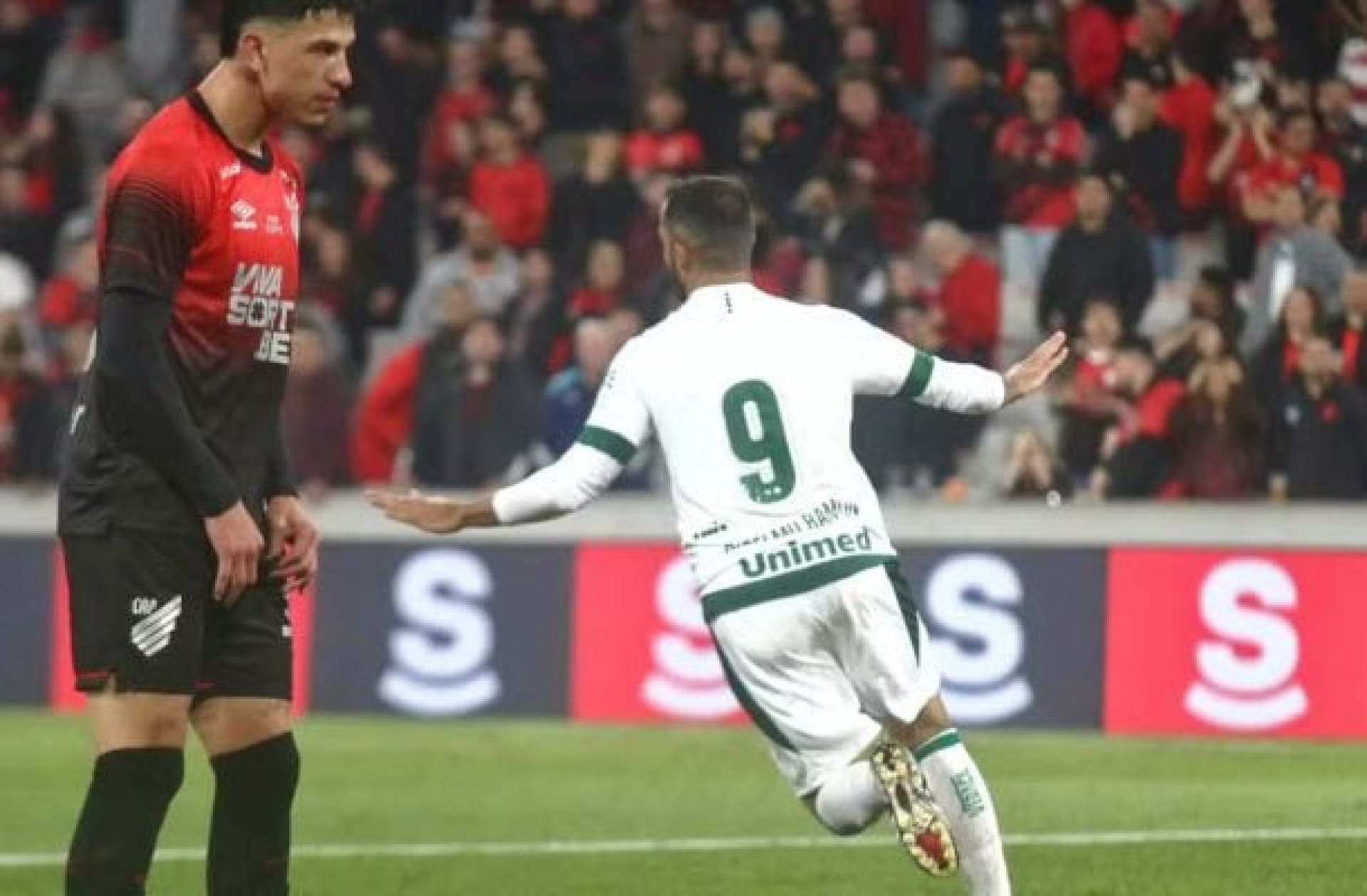 Goi&aacute;s aproveita falha de goleiro, vence o Athletico e sobe na S&eacute;rie B