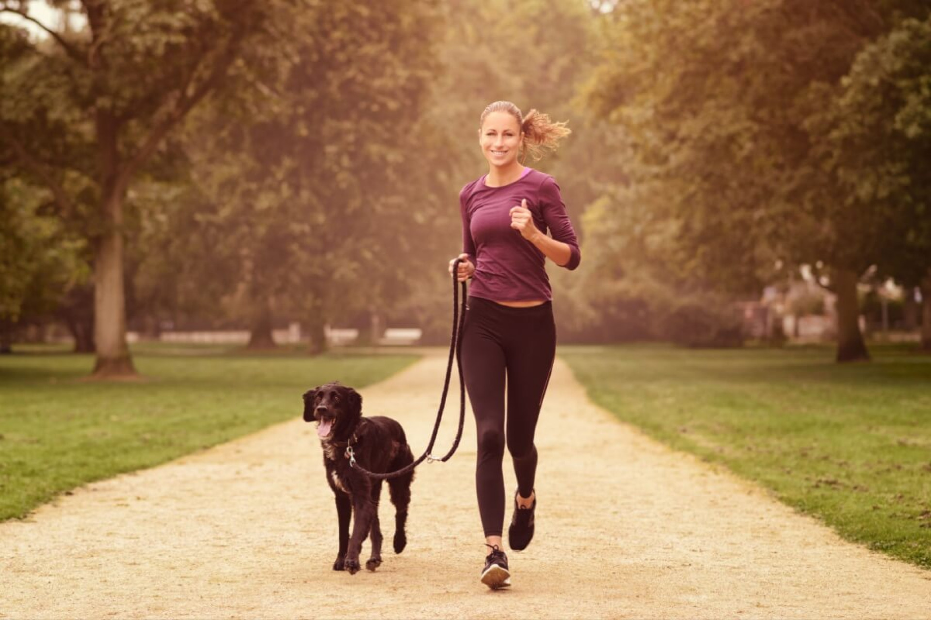Correr com o cachorro é uma forma de manter o bem-estar e reforçar os laços (Imagem: LarsZ | Shutterstock)