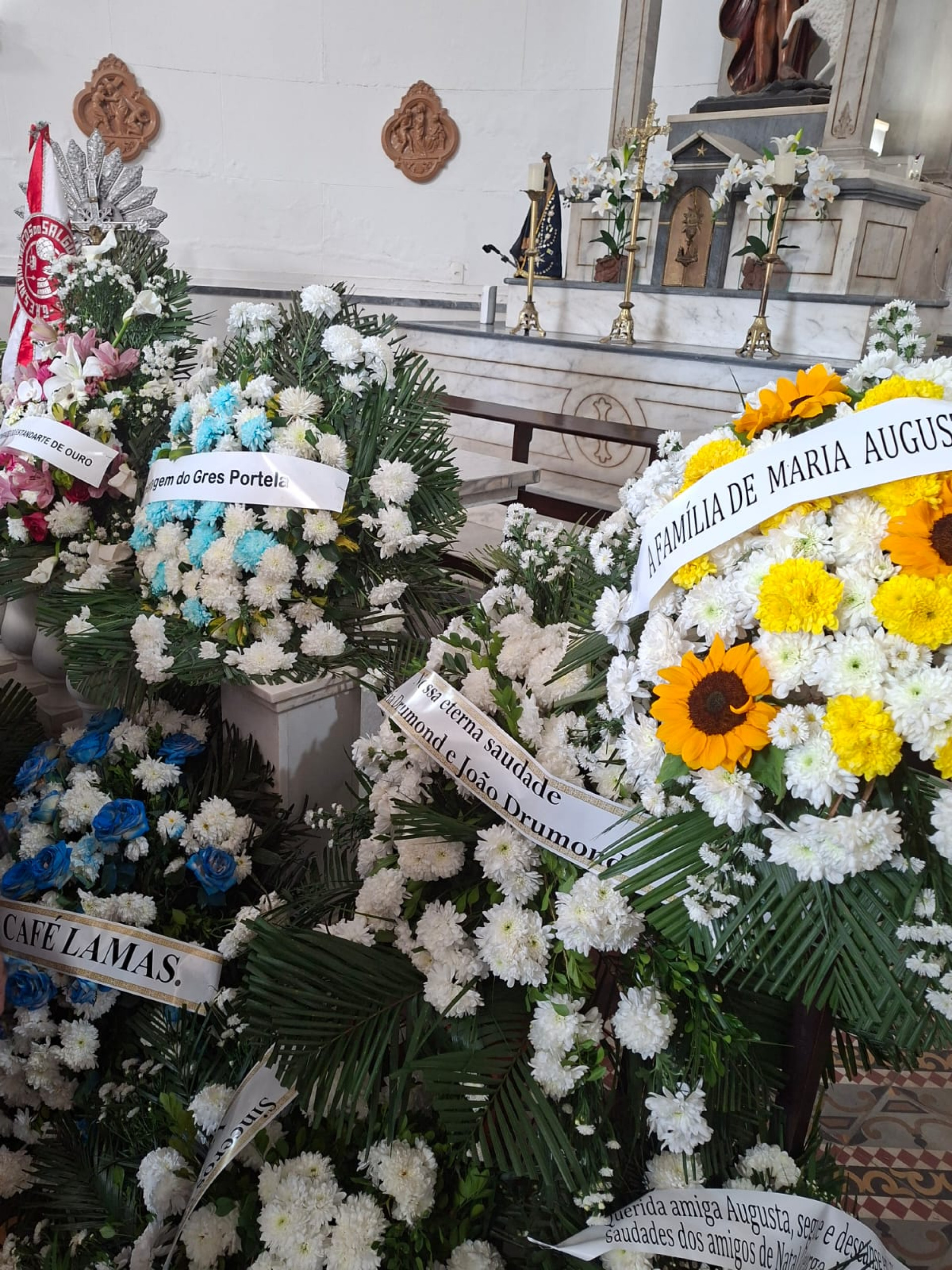 Coroas de flores foram enviadas por dezenas de escolas de samba - Raphael Perucci / Agência O Dia