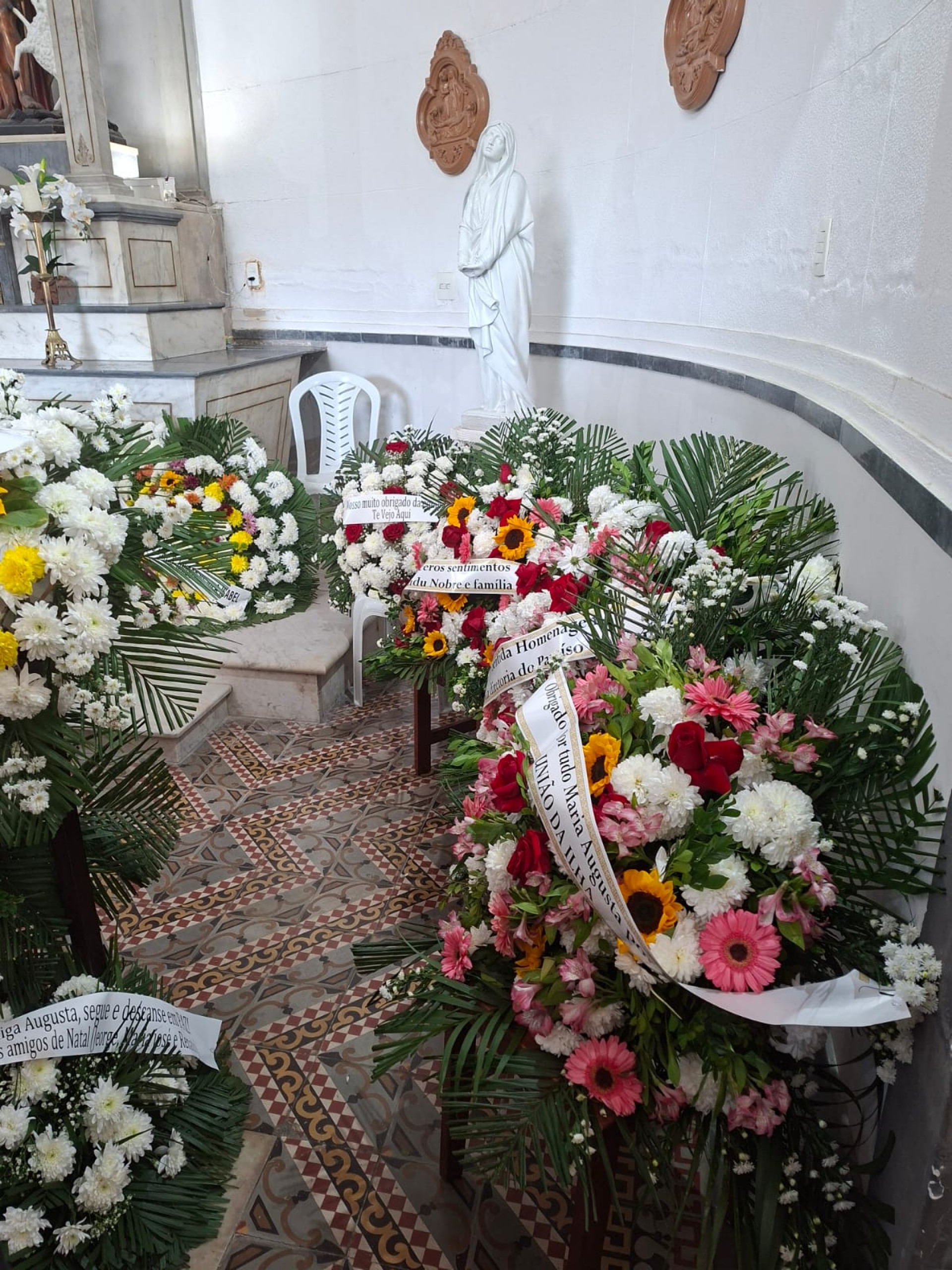 Coroas de flores foram enviadas por dezenas de escolas de samba - Raphael Perucci / Agência O Dia