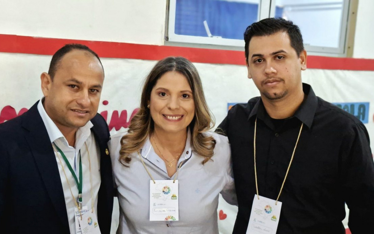 A prefeita Dra. Fernanda Ontiveros entre o secretário Municipal de Assistência Social, Walter Trajano e do presidente do CMAS, Woston Luís