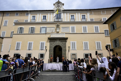 Leão XIV realiza primeiro Angelus na residência de verão de Castel Gandolfo, tradição rompida por Francisco