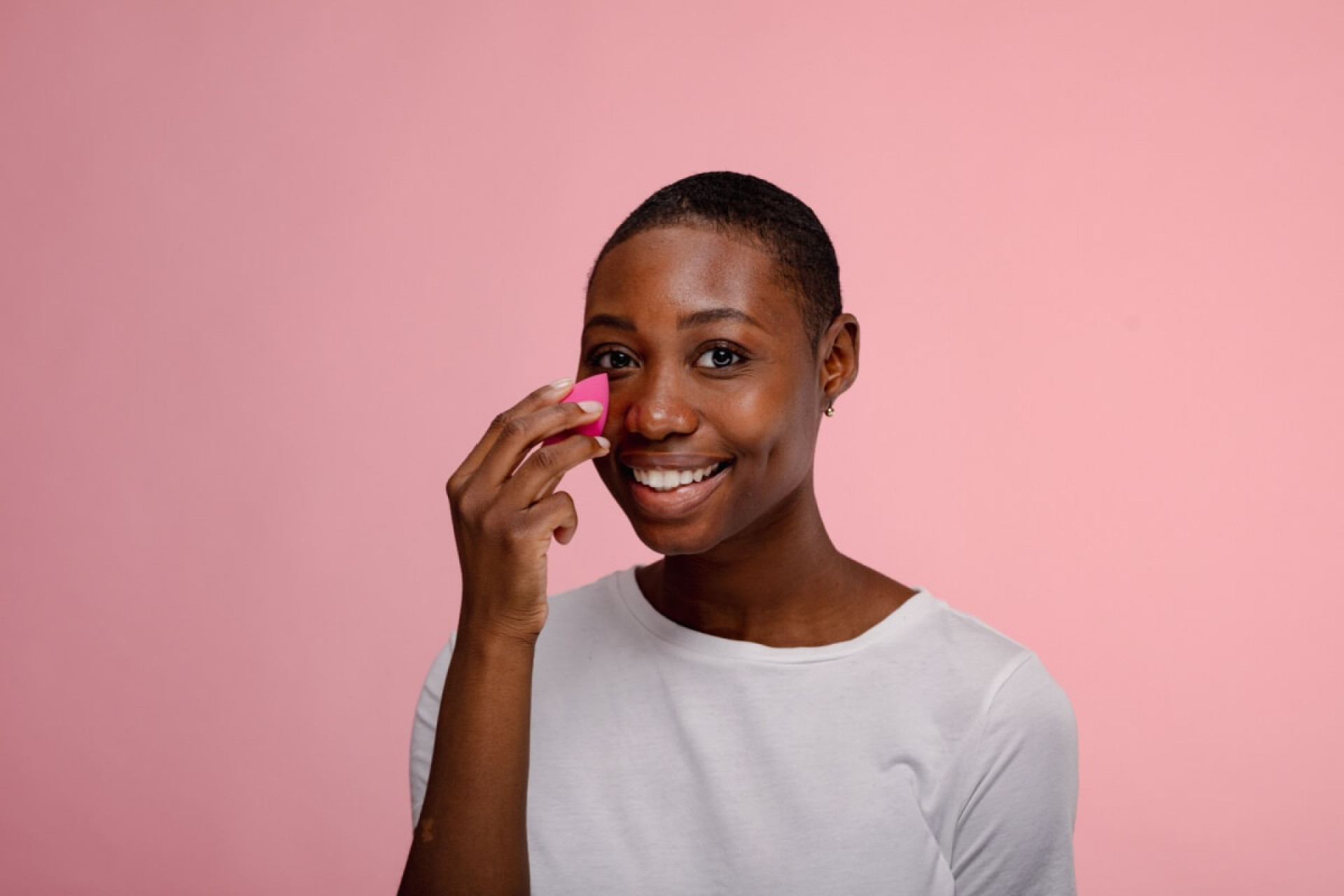 A esponja de maquiagem é ideal para um resultado mais natural e sem marcações (Imagem: Rawpixel.com | Shutterstock)