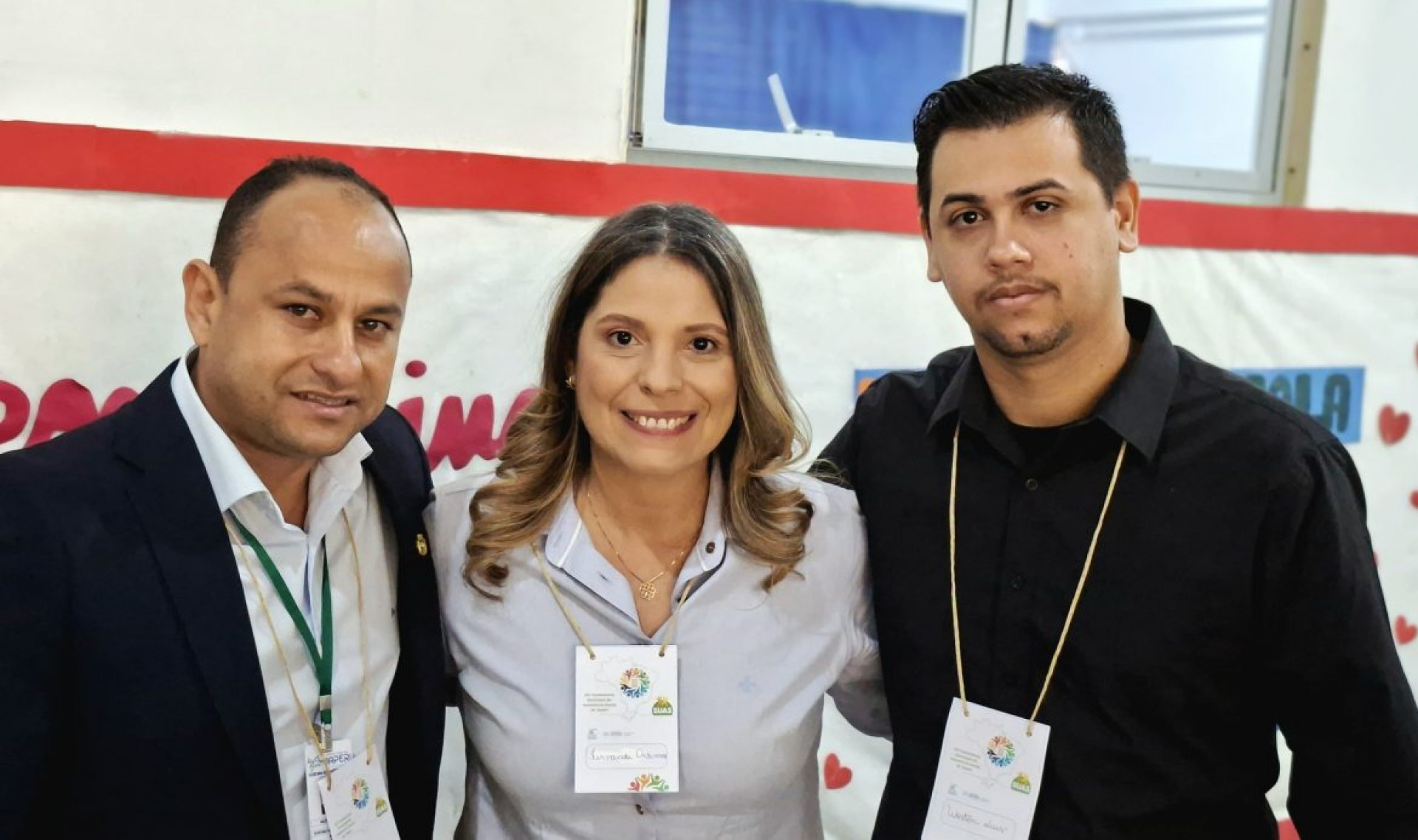 A prefeita Dra. Fernanda Ontiveros entre o secretário Municipal de Assistência Social, Walter Trajano e do presidente do CMAS, Woston Luís - Divulgação
